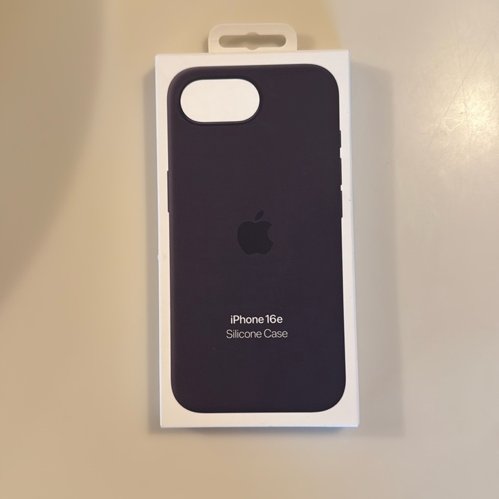 Apple iPhone 16e silicon case (Black)